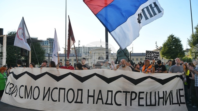 Сблъсъци между полиция и граждани в северния сръбски град Нови Сад 