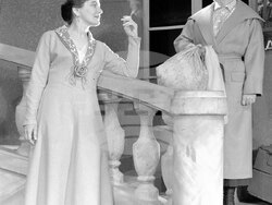 На снимката: (от ляво надясно) Иванка Димитрова в ролята на Павла Петровна Панова и з.а. Ружа Делчева в ролята на Любов Яровая. Пресфото-БТА, снимка: Симеон Ненов/архив