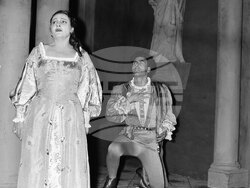 Артистката Ружа Делчева в ролята на херцогинята и Апостол Карамитев в ролята на Гвидо в пиесата "Херцогинята на Падуа" в Народния театър "Кръстьо Сарафов" (дн. Народен театър "Иван Вазов").