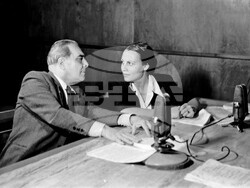 София (19 юни 1952) Артисти от Народния театър по време на радиопиеса - н.а. Владимир Трендафилов и Ружа Делчева пред микрофона на радио София. Пресфото-БТА, снимка: Георги Викентиев/архив