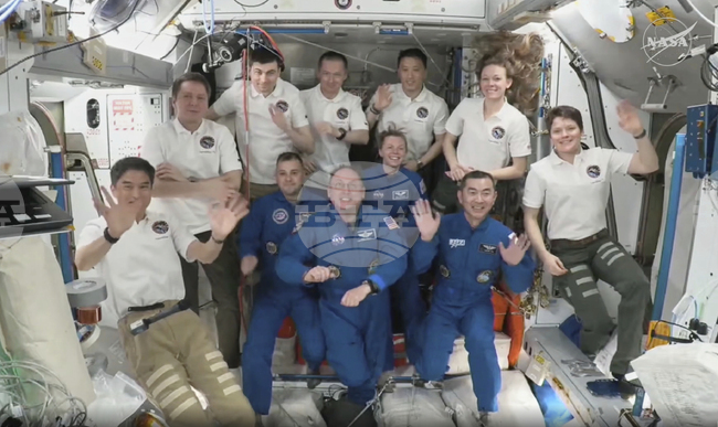 Четирима астронавти пристигнаха в Международната космическа станция след 15-часов полет