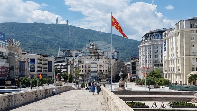 Да не се губи скъпоценно време, конституционните промени да бъдат направени, а реформите - осъществени, призовава посланикът на Нидерландия в Скопие 