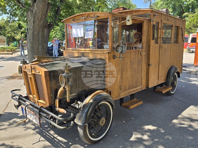 Повече от 100 автомобила участваха в ретро парад във Видин