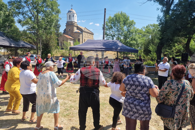 Представители на етнически малцинства в България се срещат в рамките на събор в село Здравец, община Търговище