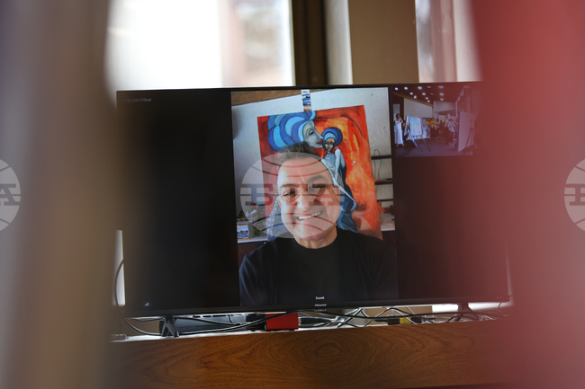 Донкихотовци има и винаги трябва да има, каза при откриване на изложбата jazZouek в Банско Васил Василев-Зуека