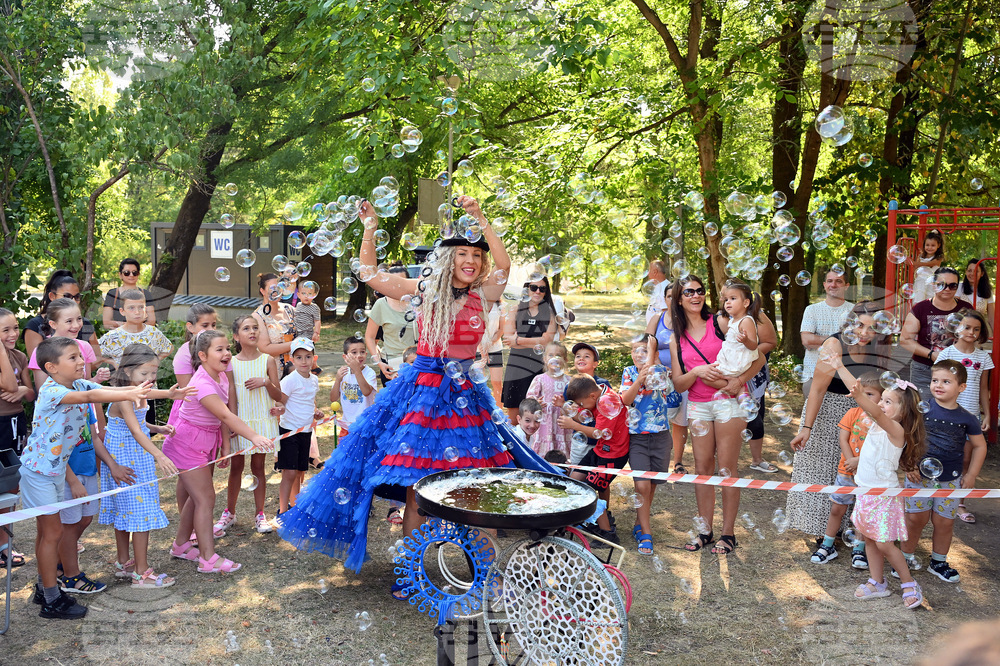 Детско шоу със сапунени балончета направиха във Вършец за празника на града