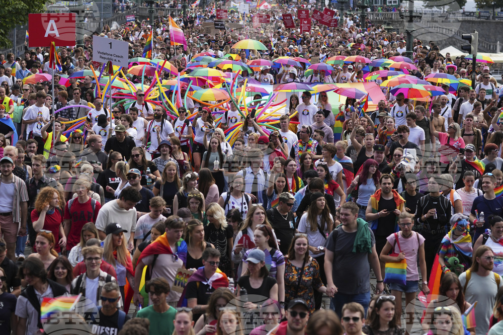 Прайд в Прага събра десетки хиляди хора, искащи равни права за сексуалните малцинства