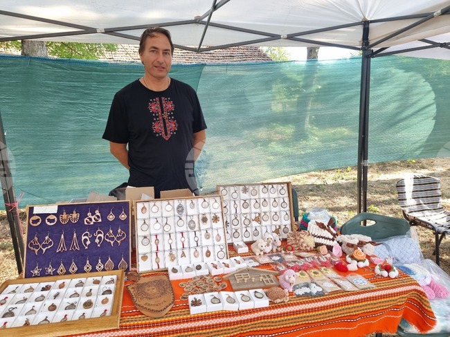 Сливенски майстор изработва бижута с исторически символи от дърво и метал