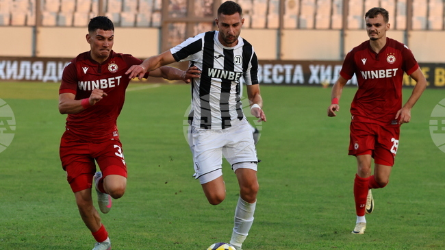 Ефе Али и Александър Александров се завръщат в групата на Локомотив (Пловдив) за домакинството на Септември