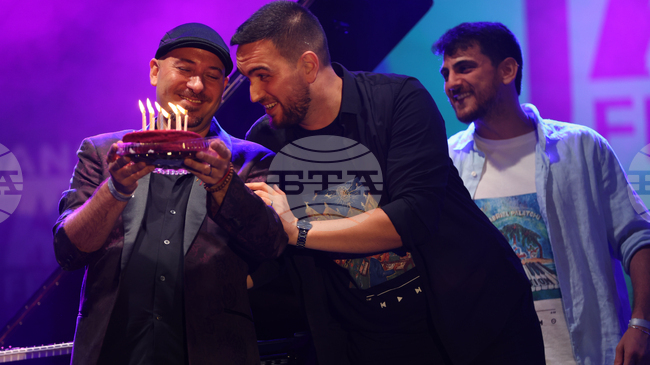 Аржентинският музикант Габриел Палачи посрещна рождения си ден на „Банско джаз фестивал“ с торта и поздрав от публиката