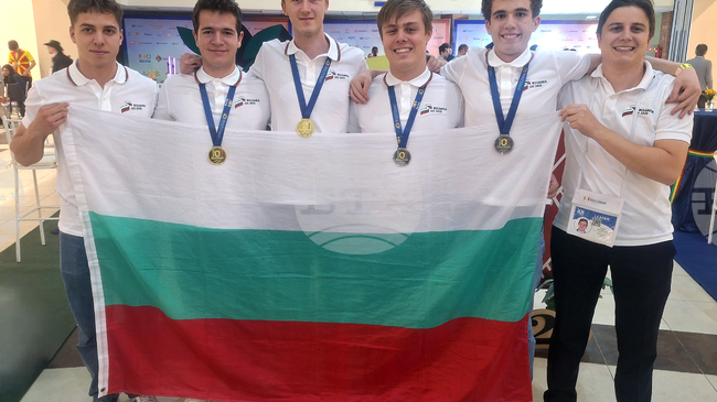 Български ученици спечелиха два златни и два сребърни медала от най-престижното световно състезание по информатика в света