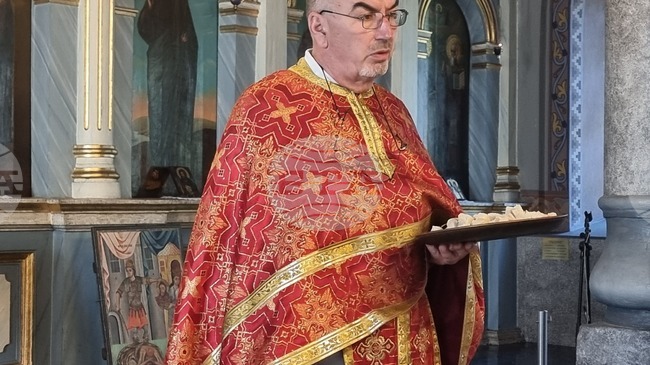 Нека първо се нахраним духовно, а после телесно, каза в неделната си проповед отец Йордан от плевенския храм „Света Параскева“