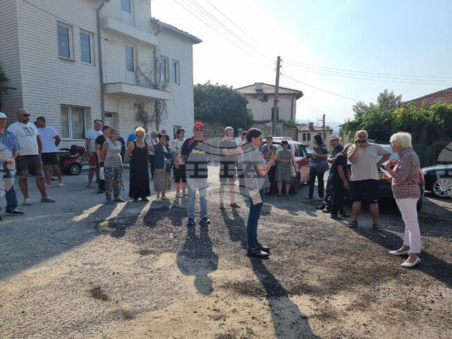 Жители на с. Бураново, община Кочериново, се събраха днес на протест срещу свещеника в селото, който сложил катинар на обновения от тях храм