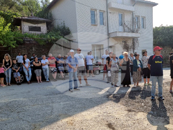 Село Бураново - протест - свещеник