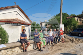 Село Бураново - протест - свещеник