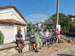 Село Бураново - протест - свещеник