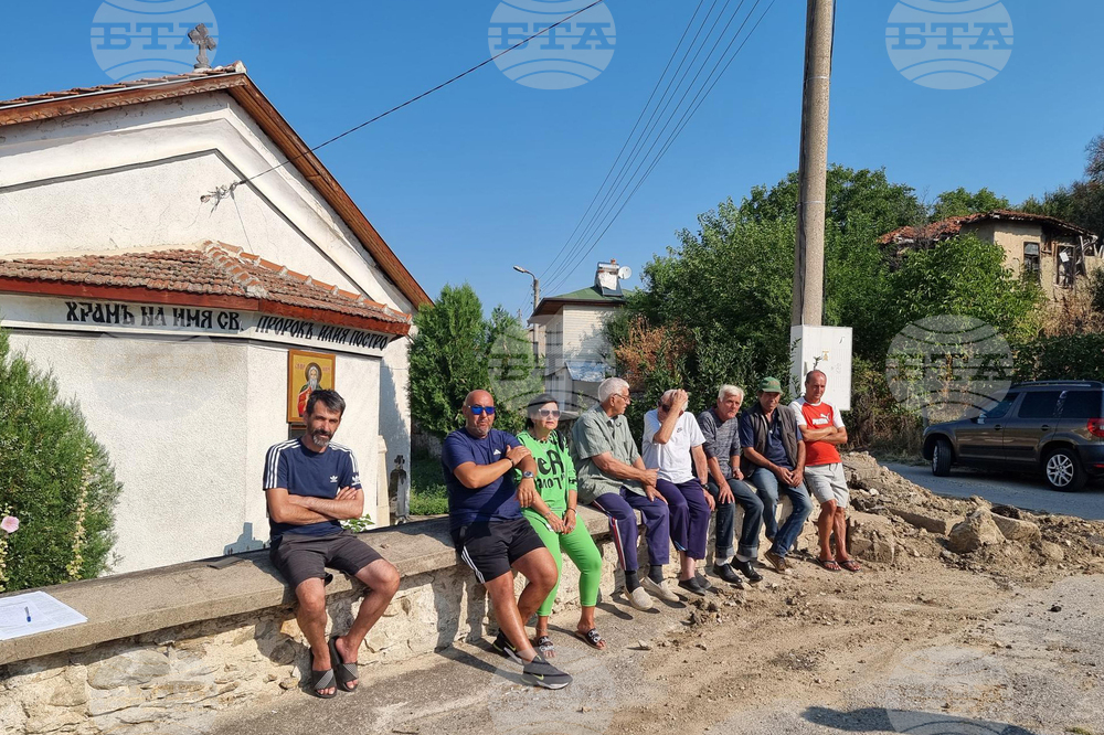 Село Бураново - протест - свещеник
