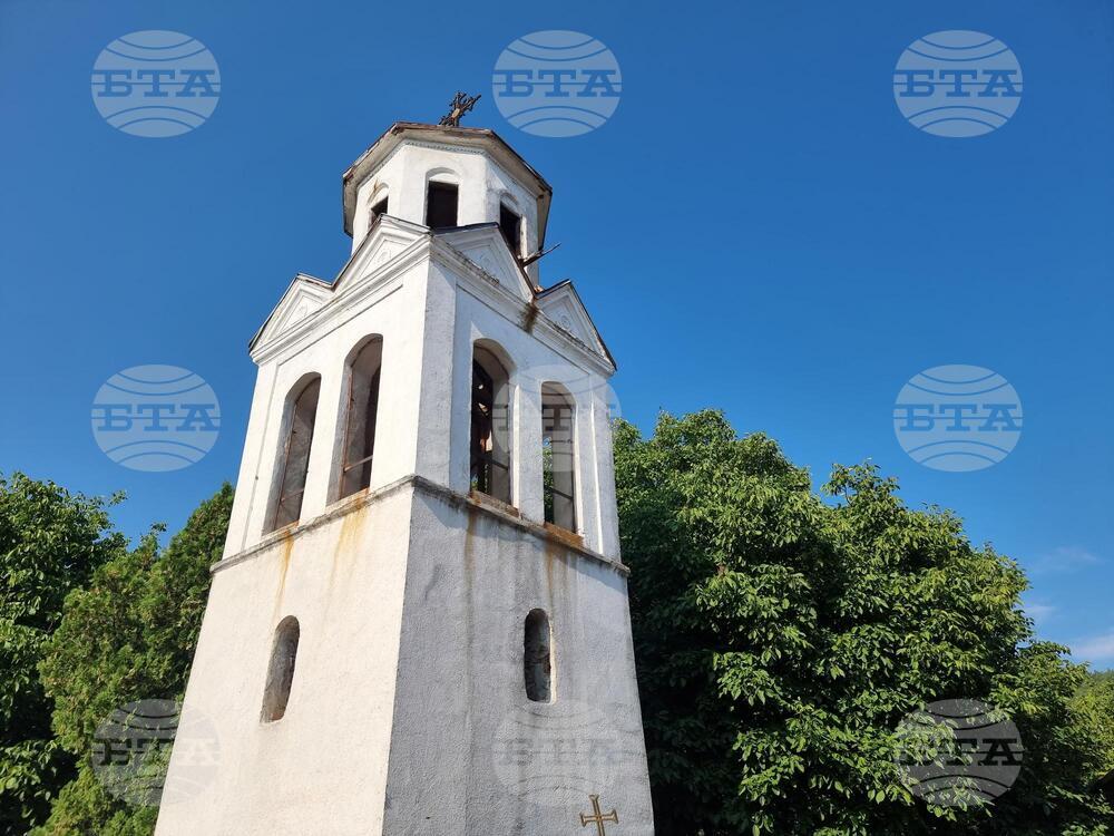 Село Бураново - протест - свещеник
