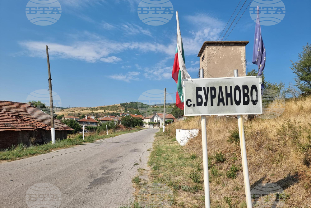 Село Бураново - протест - свещеник