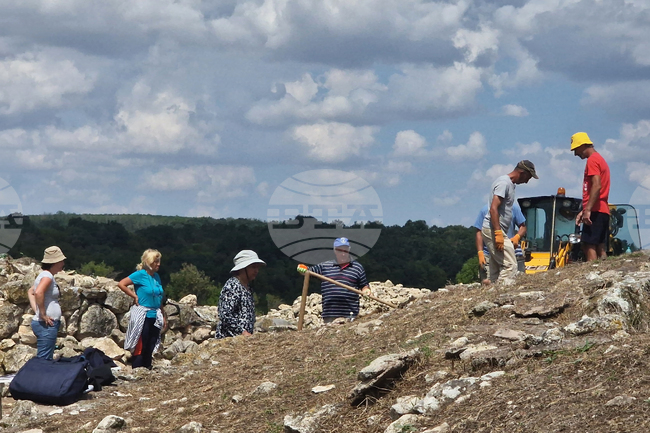 Екип от археолози поднови проучванията на град Хелис в резерват „Сборяново"