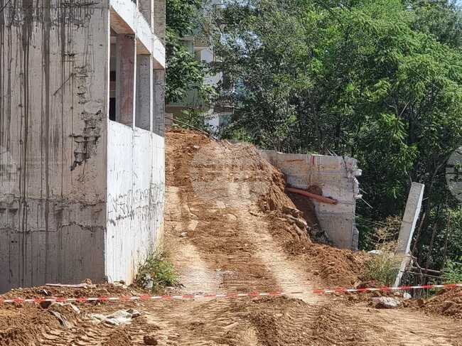 Причината за срутването на опасна подпорна стена във Велико Търново е използването на несъобразена с условията строителна техника