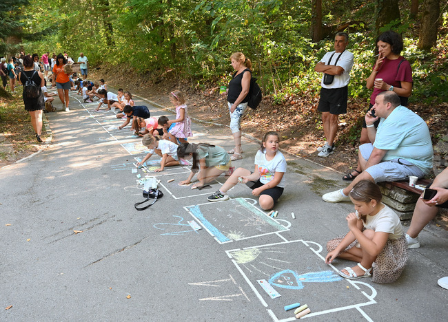 Около 100 деца от Вършец и гости на курорта рисуваха на асфалт любимите си анимационни герои за празника на Вършец