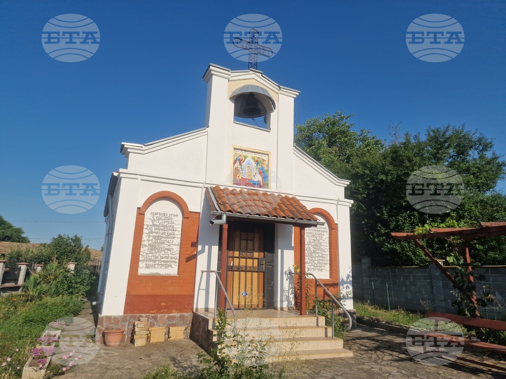 Икона „Успение Богородично“ краси фасадата на черквата в търговищкия квартал „Бряг“