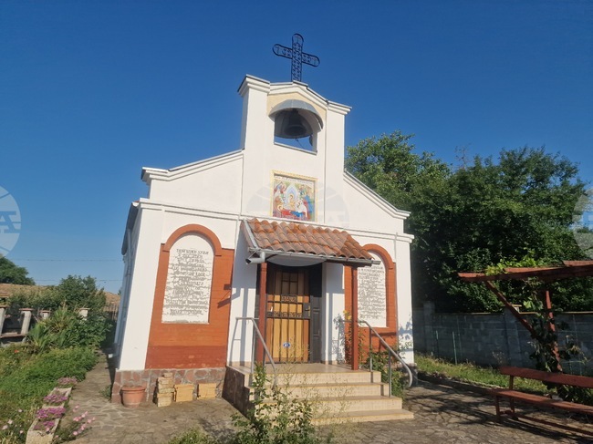 Икона „Успение Богородично“ краси фасадата на черквата в търговищкия квартал „Бряг“