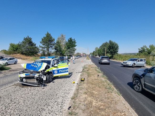 Катастрофа с полицейски автомобил е станала на първокласен път в Плевенско