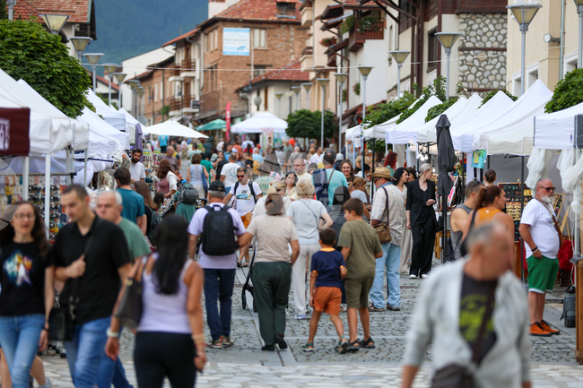 Десетки шатри показват традиционни занаяти на Улица на занаятите в Банско