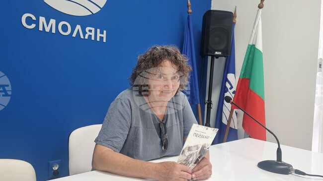 Смолянският художник Весела Стаменова изрази част от картините си и в стихове