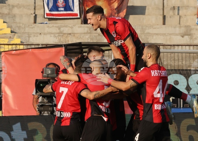 Локомотив София преодоля Монтана и постигна дебютен успех за сезона в Първа лига