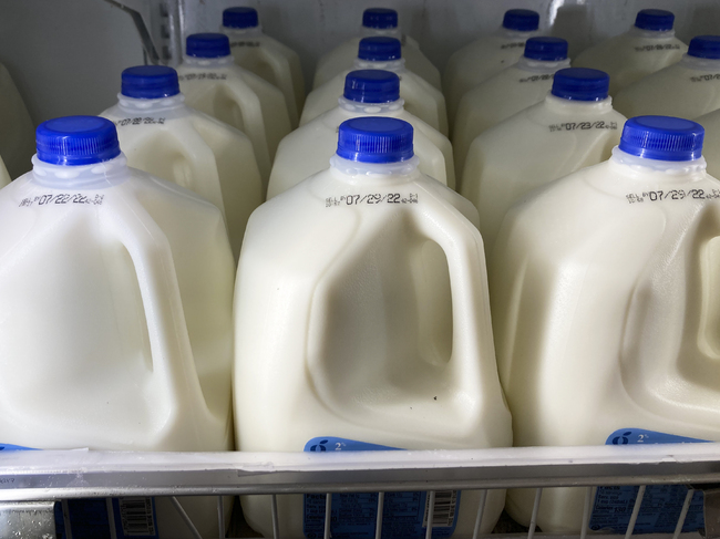 Земеделци нахлуха в централата на гиганта в производството на млечни продукти "Лакталис" във Франция