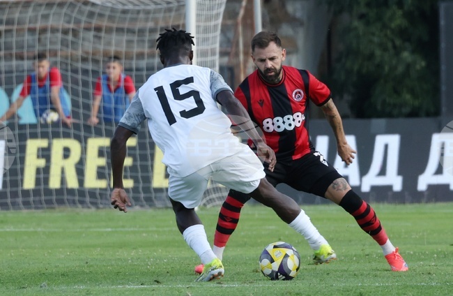 Локомотив (София) и Спартак (Варна) направиха реми в шестия кръг на Първа лига