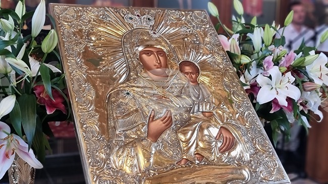 Миряни изпълниха ямболския храм „Успение на Пресвета Богородица“ за поклонение пред чудотворна икона и архиерейска вечерня с молебен канон