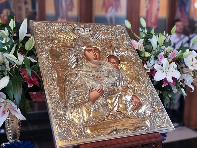 Миряни изпълниха ямболския храм „Успение на Пресвета Богородица“ за поклонение пред чудотворна икона и архиерейска вечерня с молебен канон