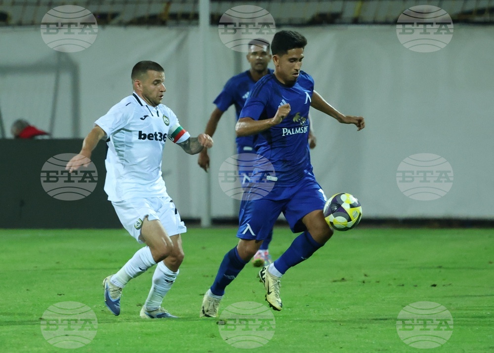 Имам пълно доверие на Асен Митков, утре няма да играе заради болка, каза треньорът на Левски Хулио Веласкес