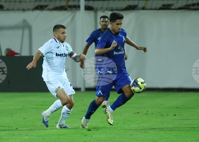 Имам пълно доверие на Асен Митков, утре няма да играе заради болка, каза треньорът на Левски Хулио Веласкес