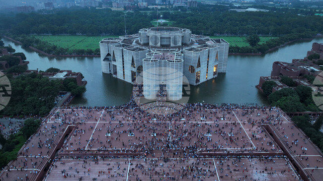 Хиляди граждани на Бангладеш отбелязват първата годишнина от отстраняването на министър-председателката Шейх Хасина Вазед