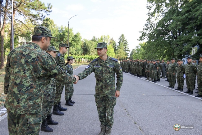 В 12-а авиационна база в Долна Митрополия представиха новопостъпилите млади офицери