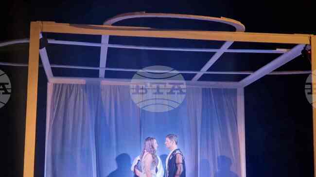 Десетки жители и гости на пазарджишкото село Паталеница гледаха премиерата на спектакъла „Ромео и Жулиета: Любовта като обред“