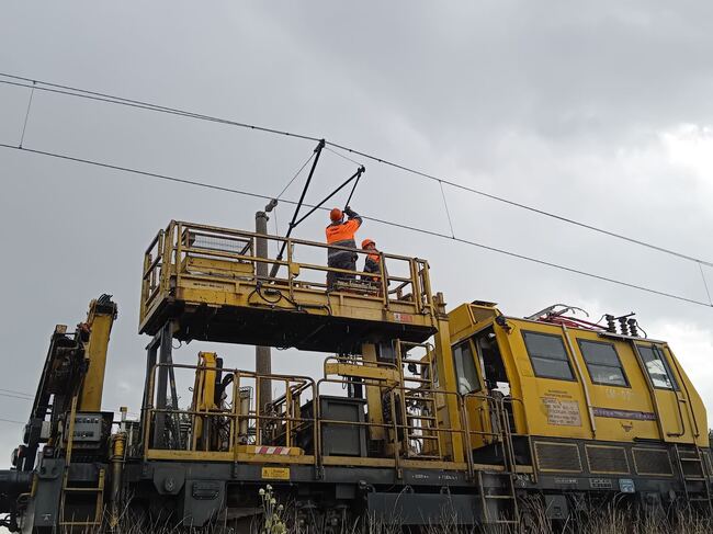 Носещо въже и 300 метра проводници са откраднати в жп участъка Казичене - Столник, заради което е спряно движението на влаковете 