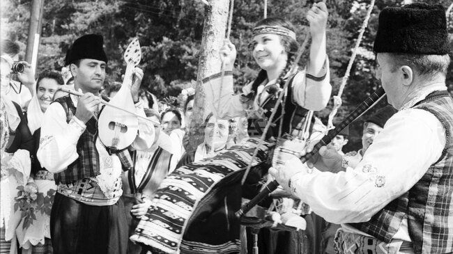 Националният събор на народното творчество в Копривщица от 1965 г. представя културното многообразие на България 