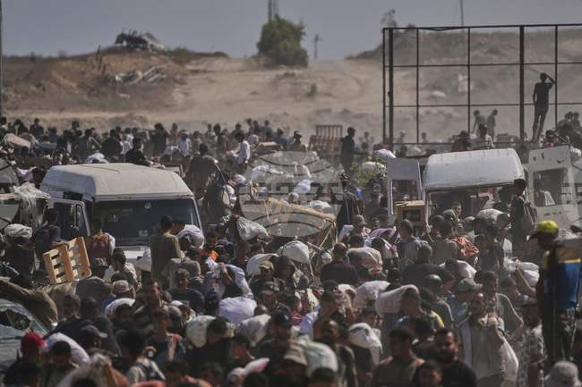 Петима палестинци бяха убити, докато чакали за хуманитарна помощ в Газа