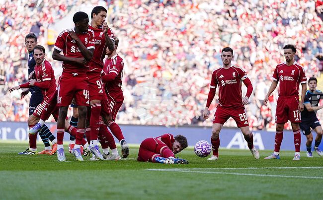 Ливърпул обяви рекордни продажби на фланелки след първата седмица от новия десетгодишен договор с "Адидас"