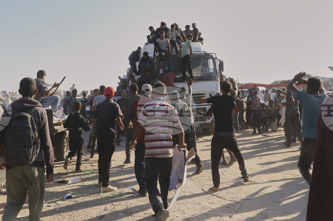 Най-малко 20 души загинаха в Газа след преобръщането на камион с помощи