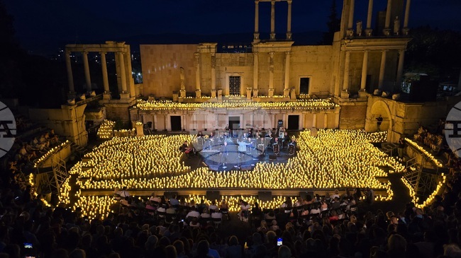 Пловдивчани се насладиха на популярни джаз стандарти под светлината на хиляди свещи