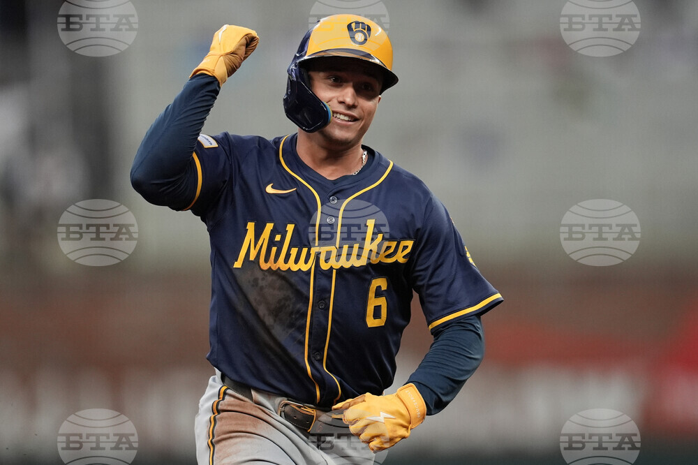 Brewers Braves Baseball