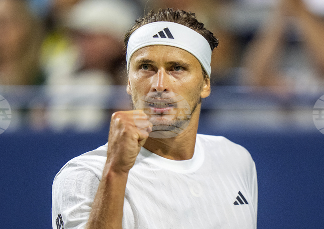 Александър Зверев елиминира Алексей Попирин на турнира от сериите "Мастърс" 1000 в Торонто