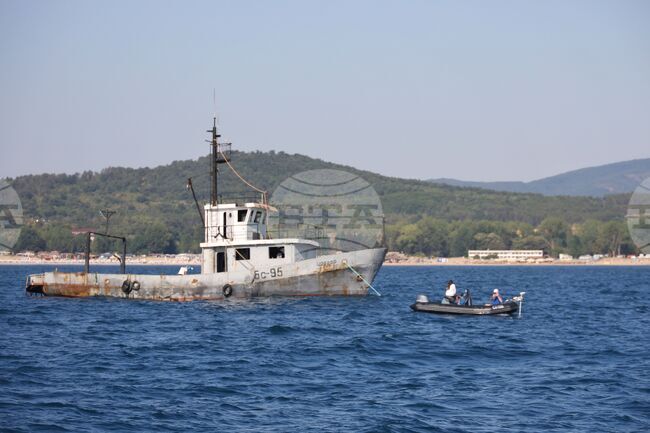 За днес е преустановена операцията по издирването на рибарския кораб в района на Маслен нос
